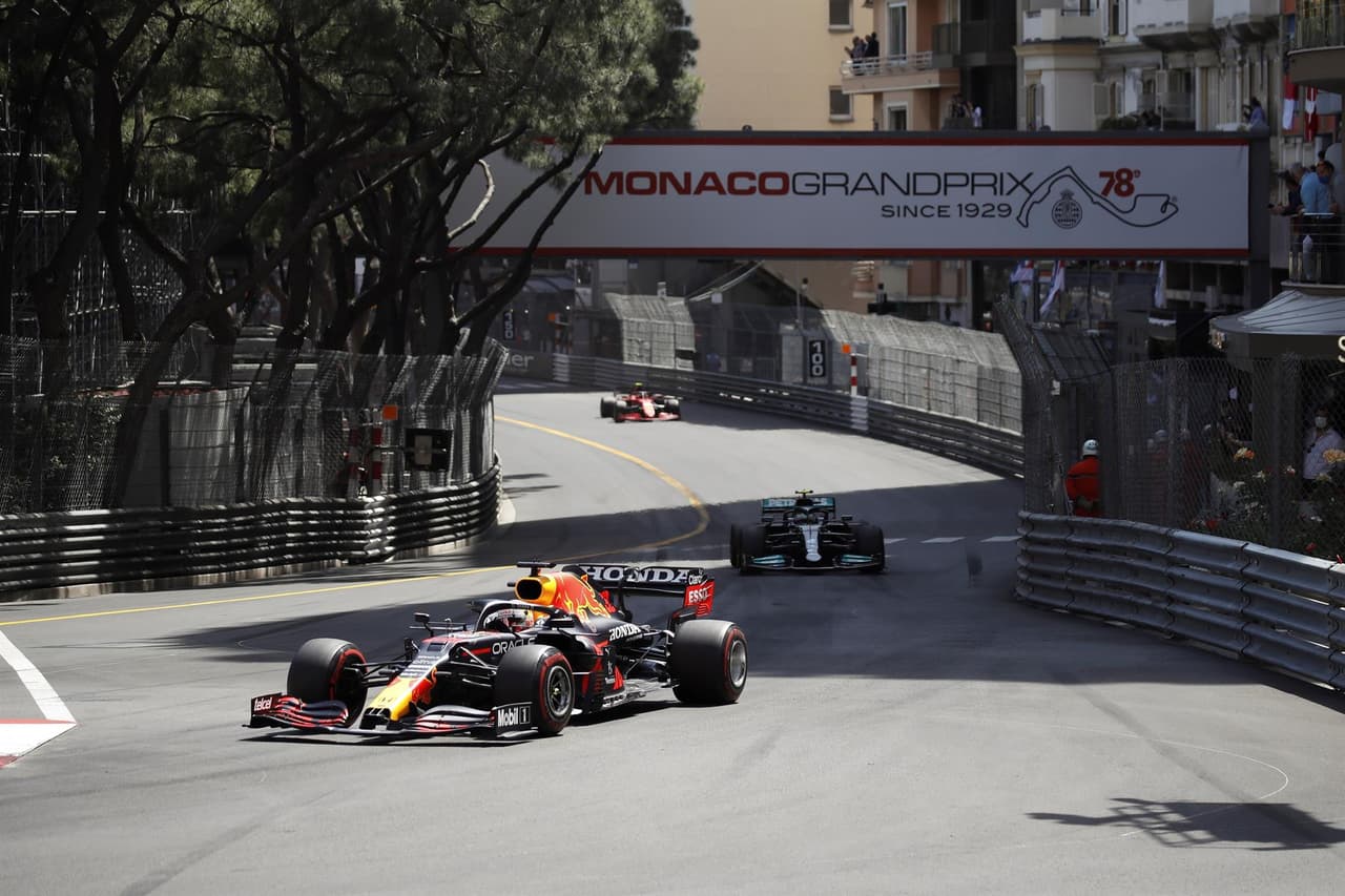 Termina el Gran Premio de Monaco de la Formula 1, Max Verstappen de Red Bull se llevó la primera posición, seguido del piloto español Carlos Sainz de Ferrari. La tercera posición estuvo muy peleada entre el mexicano Sergio Pérez y Lando Norris, sin embargo, el inglés representante de McLaren superó a Checo.