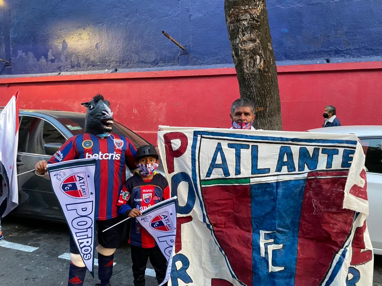 La afición del Atlante quiere ver a su equipo levantar el título e inundan las inmedicones del Estadio Azul.