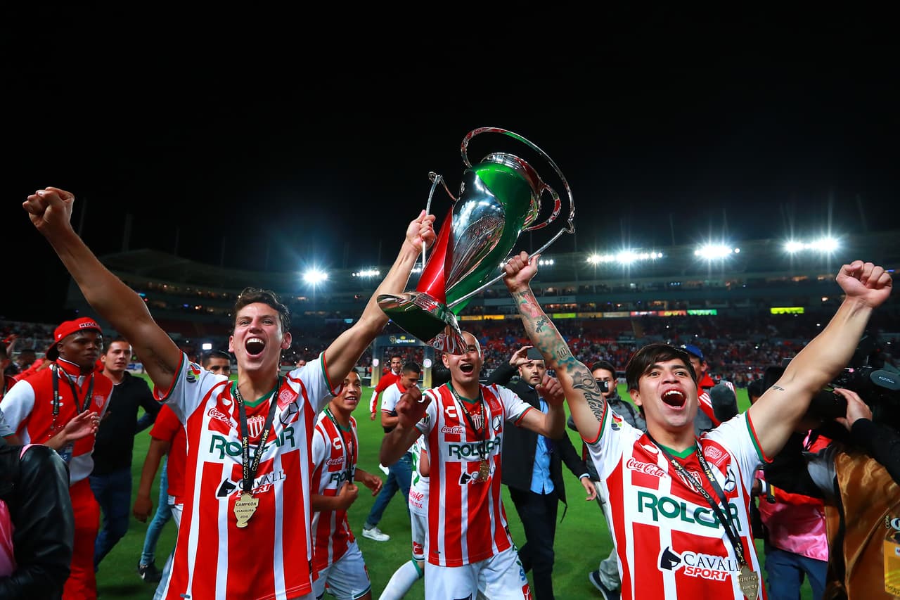 Otro fichado como refuerzo defensivo fue el chileno Igor Lichnovsky quien al fútbol mexicano arribó para Necaxa.