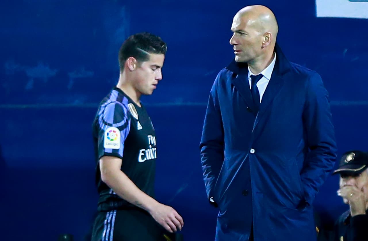 La última escena de la relación entre el técnico de Real Madrid, Zinedine Zidane, y el volante colombiano James Rodríguez se vivió con la molestia del jugador por ser excluido contra Leganés. Sin embargo, esta historia tiene un recorrido de más de un año de situaciones.