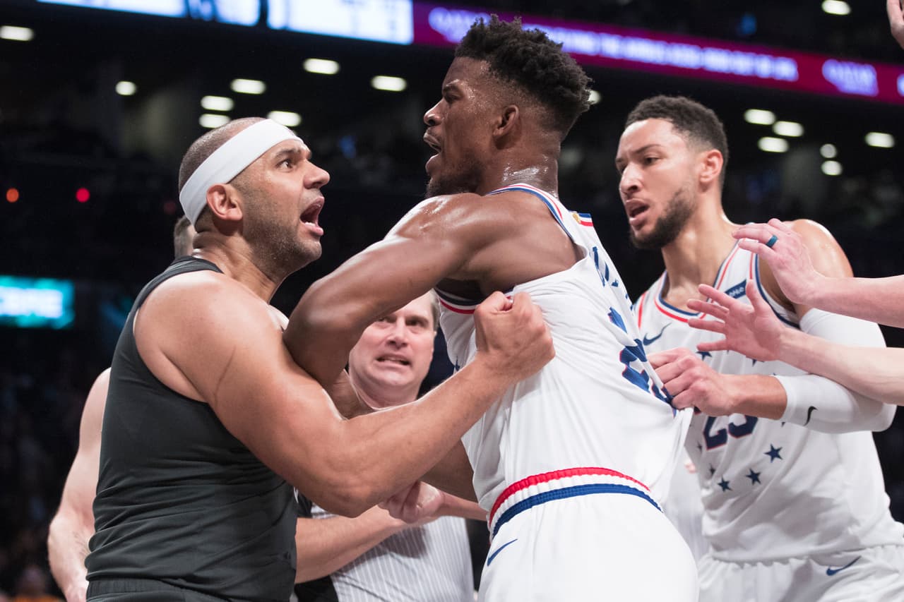 Un auténtico escándalo en la NBA por la bronca entre Jared Dudley (izquierda) de los Brooklyn Nets y Jimmy Butler (centro) de los Philadelphia 76ers.