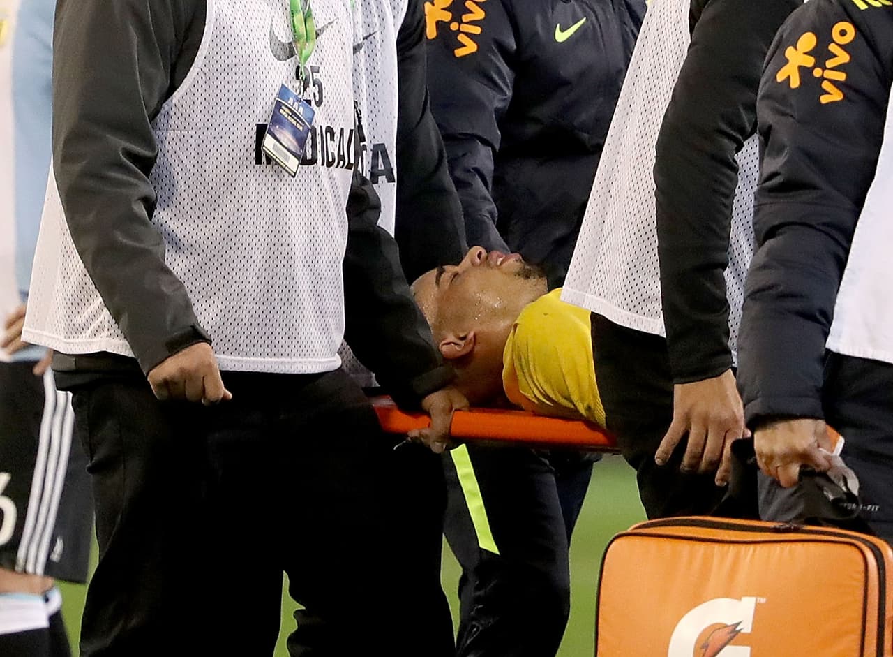 Salió en camilla y las alarmas se prendieron tanto en la selección brasileña como en el Manchester City.