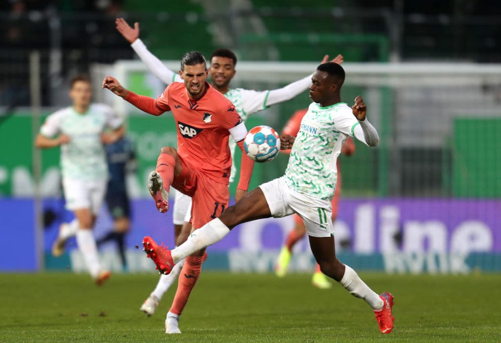 FC Koln sorprende al Borussia Moenchengladbach y les pegan 4-1, Augsburg le roba la victoria al Hertha en el último minuto y empatan 1-1, Hoffenheim no se toca el corazón y golean 3-6 al Greuther Furth, Bochum remonta el Freiburg y se imponen 2-1, en el regreso de Haaland, el Borussia le pega 1-3 al Wolfsburg y el Bayern cierra el día en victoria 1-0 sobre el Arminia Bielefeld.