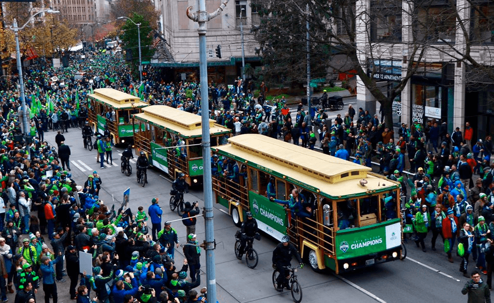Sin embargo, un policía que iba en bicicleta fue arrollado y llevado al hospital.
