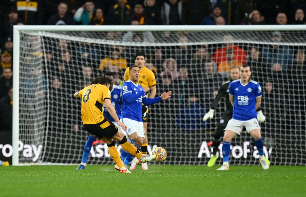 Wolverhampton, con goles de Rubén Neves (9') y Daniel Podence (66'), se lleva el triunfo sobre Leicester City durante el cierre de la J26 en la Premier League. Ademola Lookman fue el autor del único gol a favor de los 'Foxes'.