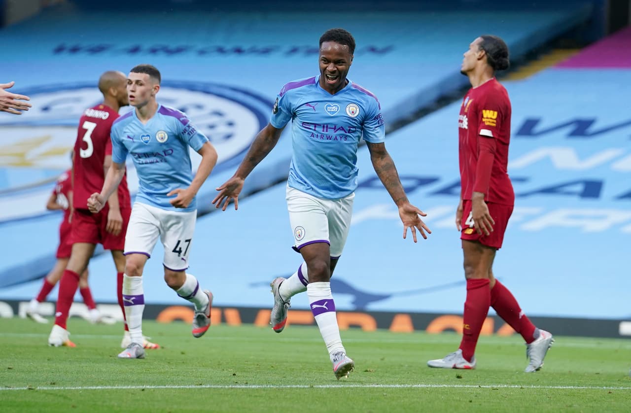 Raheem Sterlin controla el balón en el área rival y por enmedio de las piernas de Joe Gomez pone el 2-0 en el marcador.