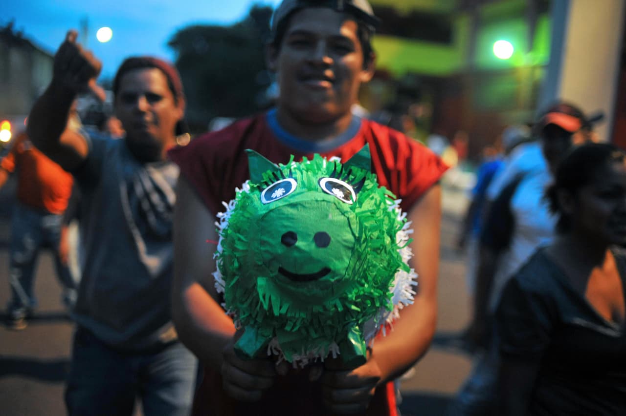 El día del juego la presión de los salvadoreños no cambio y en todo momento se les recordó a los mexicanos el problema que atravesaba México a causa del virus. A las afueras del Cuscatlán no faltaron las mascarillas con los colores azul y blanco, las piñatas y dibujos de cerdos tricolores.