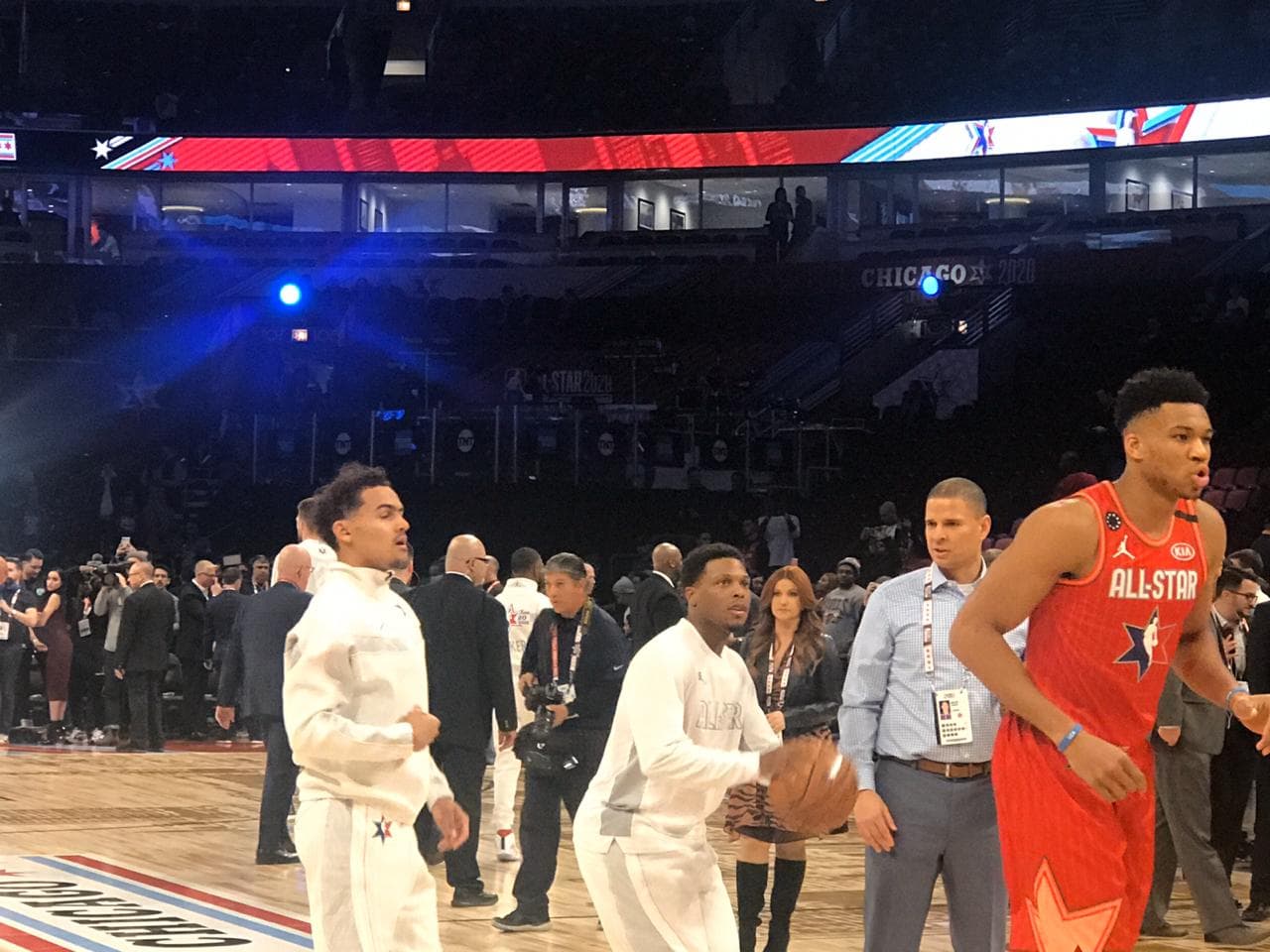 Así se vive la pasión del NBA All-Star Game muy colorido y con gente emocionada para disfrutar de este encuentro.