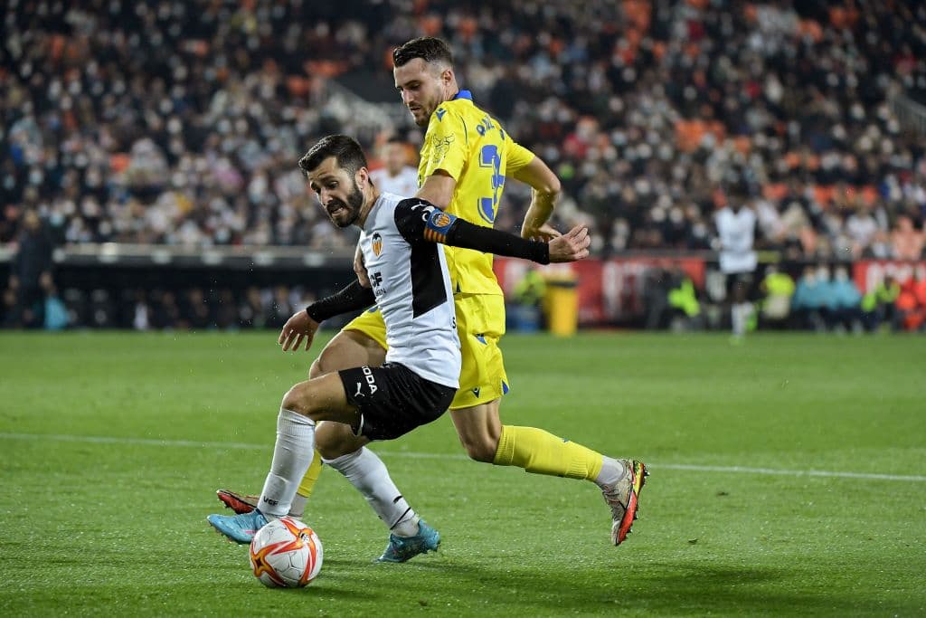 Valencia se queda con la victoria sobre Cádiz 2-1 y consigue su pase a la Semifinal de la Copa del Rey. Goncalo Guedes (24') y Hugo Duro Perales (79') le dieron el triunfo a los Ches, mientras que Lucas Pérez (54') anotó el único tanto para el 'submarino amarillo'.