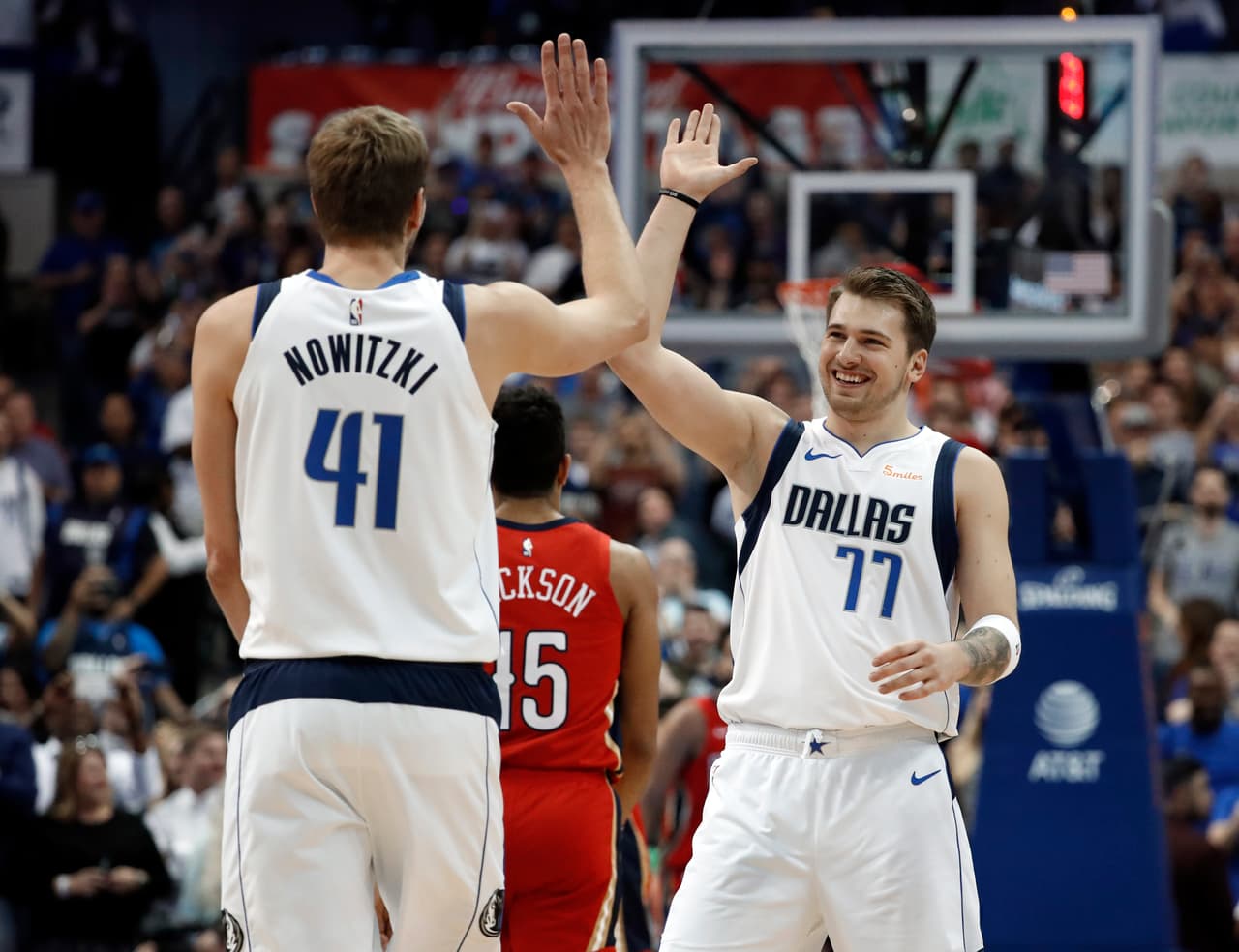 Nowitzki, mientras tanto, ha embocado cerca de 2,000 triples en su carrera, estableciendo una tendencia para jugadores de gran estatura quienes estaban estigmatizados por tener una mala calidad en tiros lejanos. Además, de por vida, tiene un 88 por ciento de efectividad en tiros libres, 37% mejor que Chamberlain en ese rubro.
