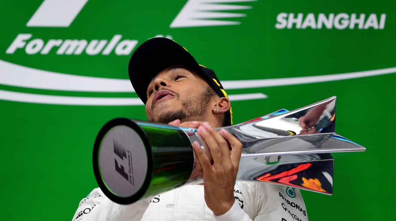 Al final de la jornada, Hamilton levantó e incluso lanzó lal aire el trofeo de ganador en el Gran Premio de China.
