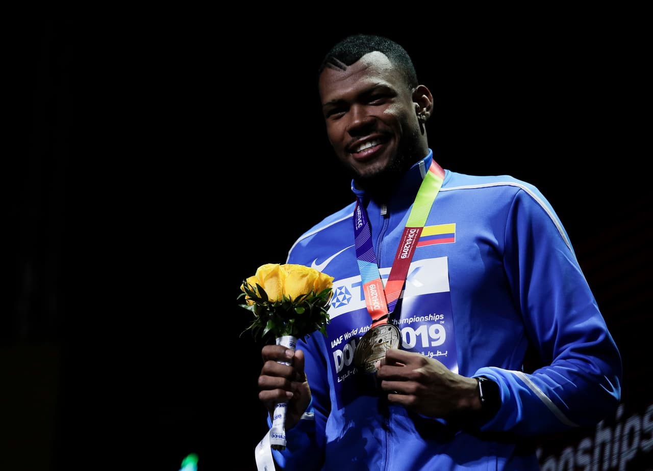 Los atletas comparten la emoción de sus logros en el mundial de atletismo en Doha.