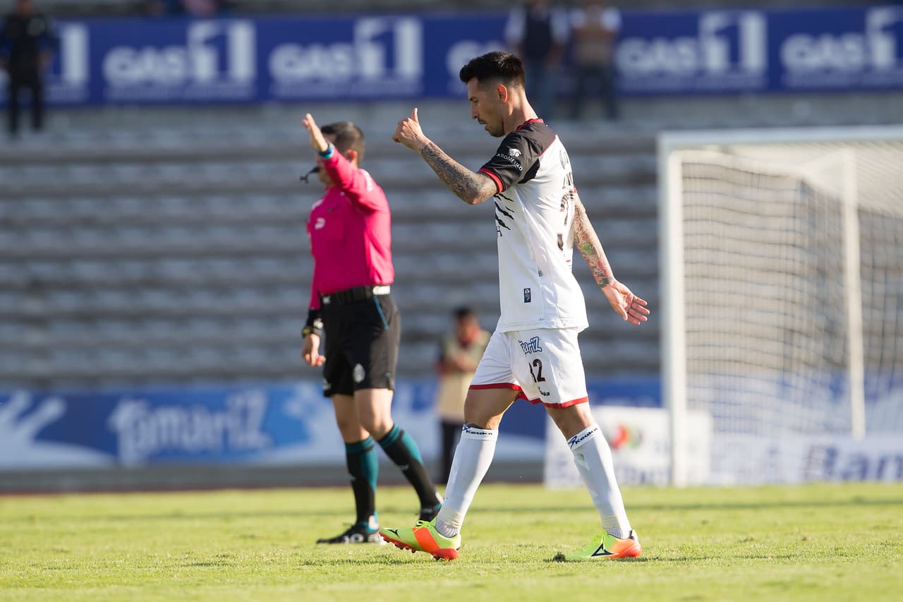 El delantero Jonathan Fabbro, de los Lobos BUAP, ha sido solicitado por la Interpol en un caso de aparente abuso sexual a una menor de edad.