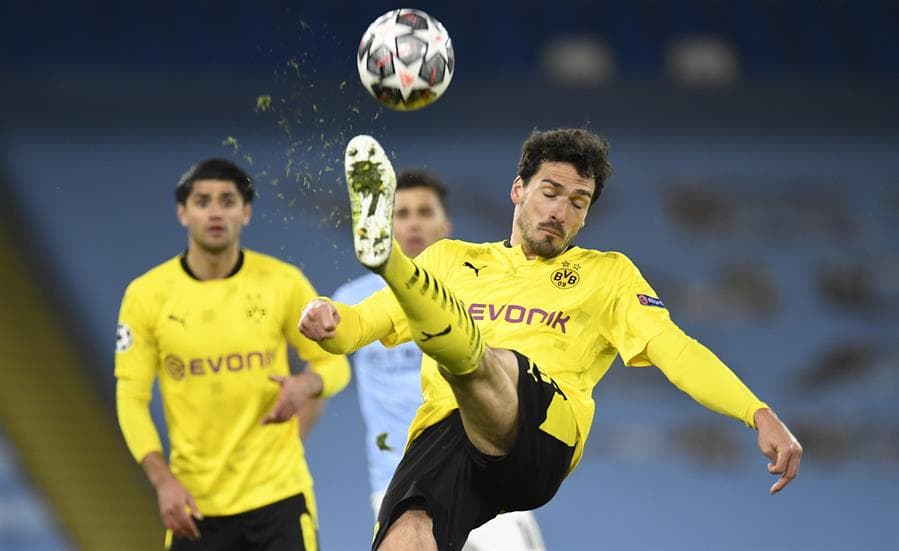 Manchester City se queda con la victoria en casa sobre el Borussia Dortmund que peleó en todo momento. Kevin De Bruine abrió el marcador para los locales al minuto 19, pero en la segunda parte fue Marco Reus (84') quien ya igualaba el marcador, sin embargo Phil Foden, al filo del partido, anotó el gol de la victoria para los 'Citizens' en los Cuartos de Final de ida en la UEFA Champions League.