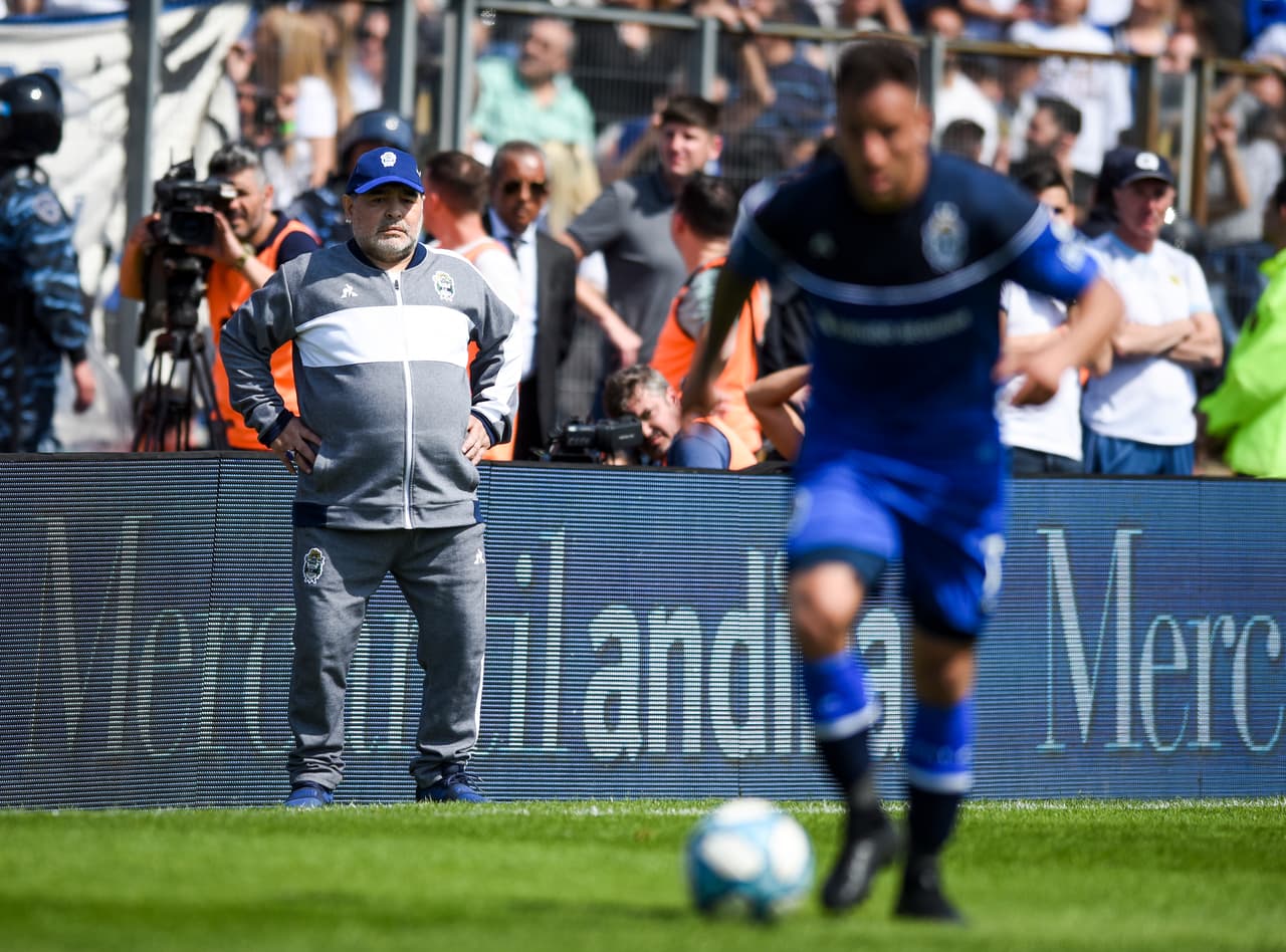 Desde el área técnica, Diego Armando mira el ataque de Racing.
