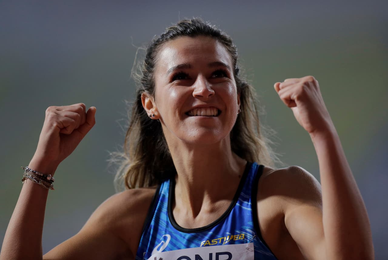 Los atletas comparten la emoción de sus logros en el mundial de atletismo en Doha.