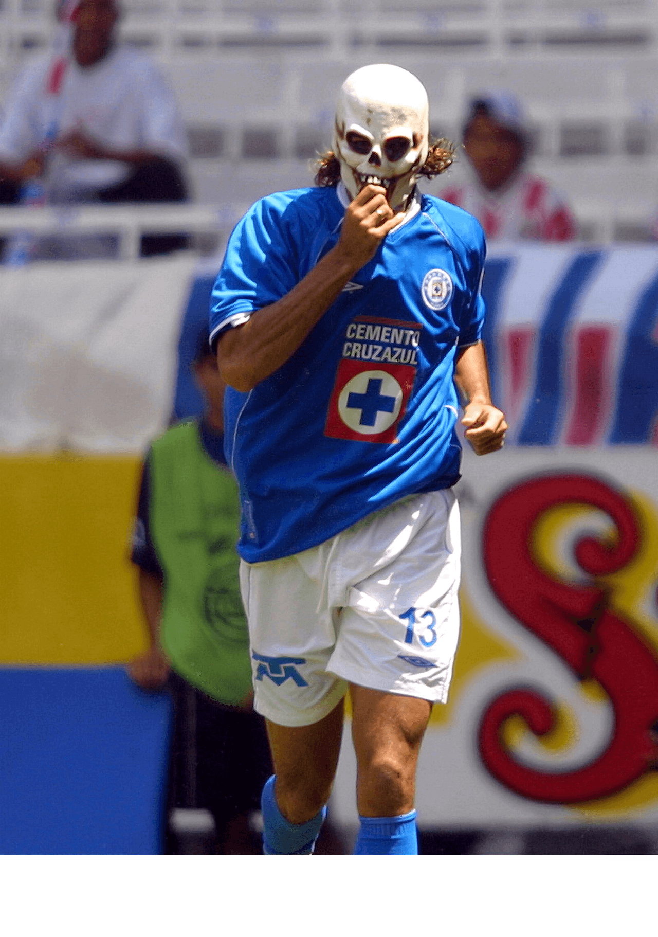 <b>Sebastián Abreu</b> – El conocido como ‘Loco Abreu’ continuó con el legado de su apodo y tras marcar ante Chivas, se puso una máscara de calavera.