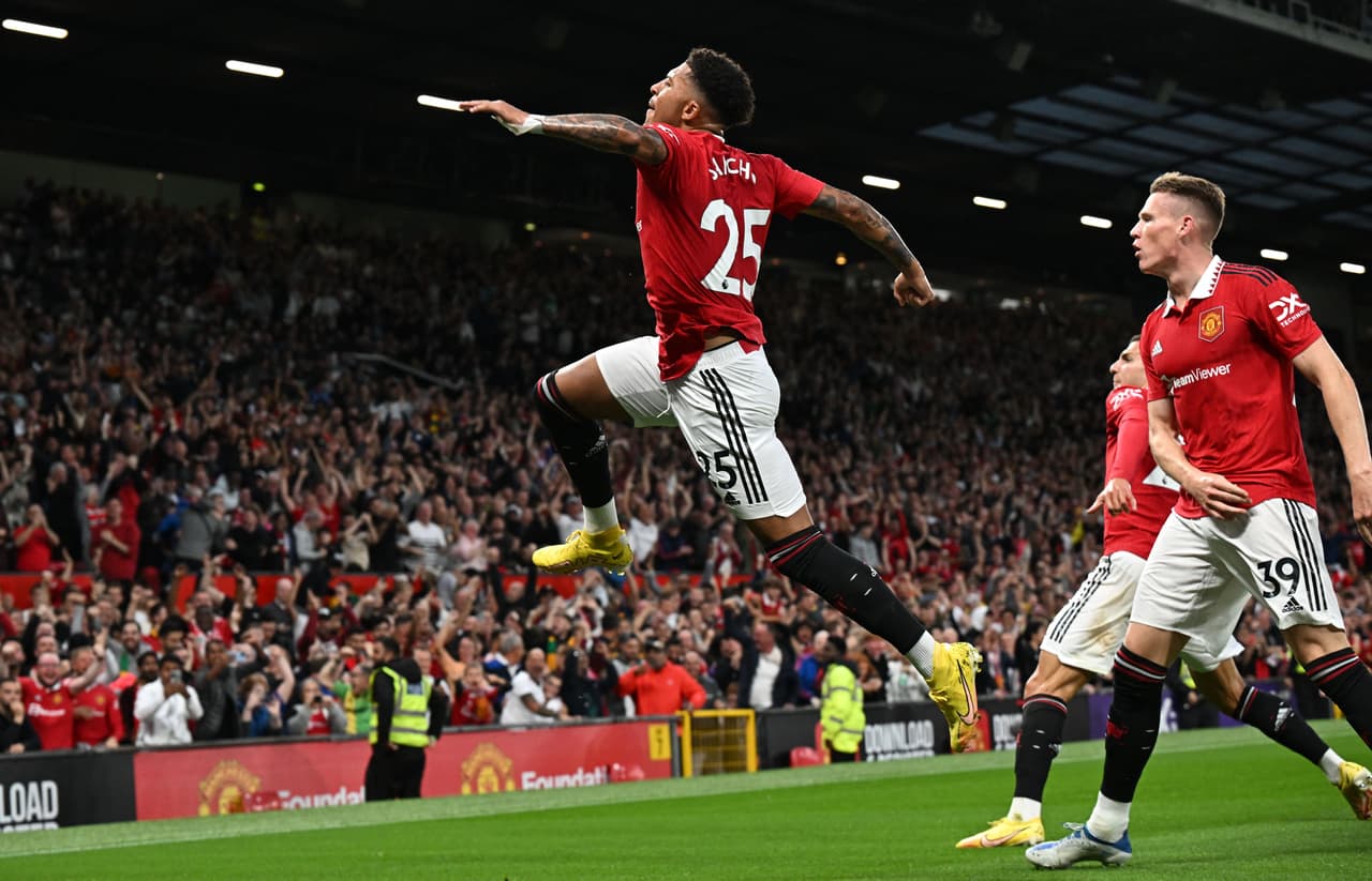 Gran triunfo en Old Trafford del Manchester United sobre el Liverpool por marcador de 2-1; goles de Sancho y Rashford por los Red Devisl y de Salah por los Reds.