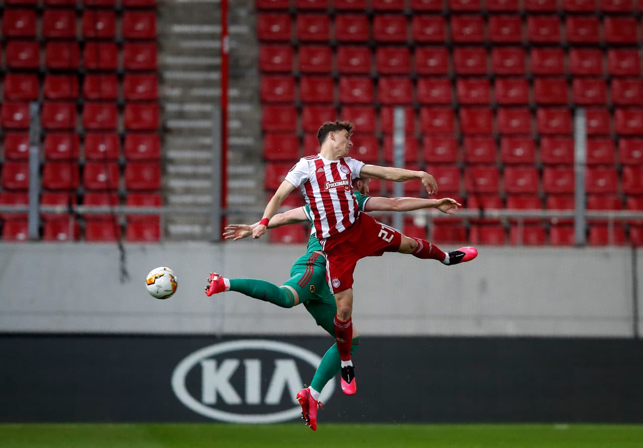 Hay tiro libre que Valbuena ejecuta esperando que alguien en el primer palo lo toque, el esférico llega a manos de Rui Patrício.