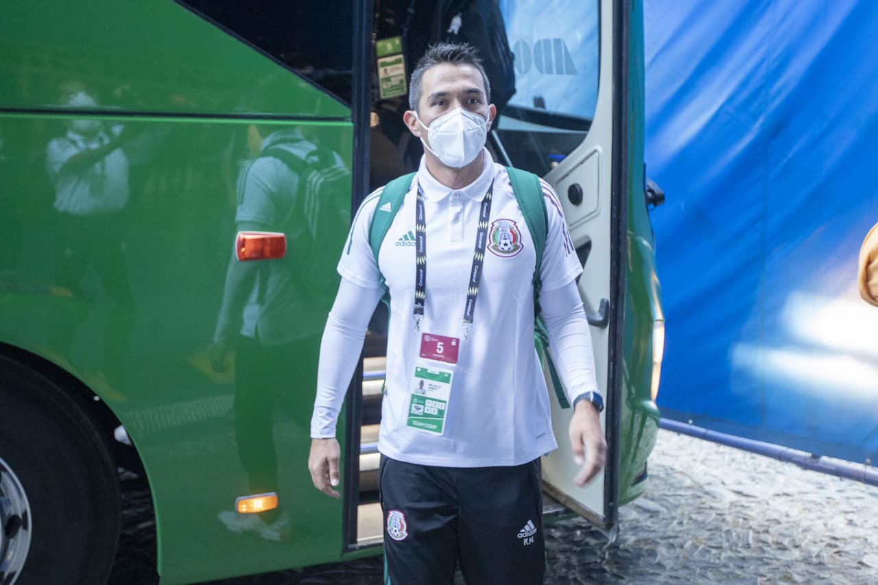 Ambos equipos llegan tras conseguir dos victorias en el torneo, el partido más esperado de los grupos por fin ha llegado y el Estadio Jalisco se encuentra listo para el pitazo inical.