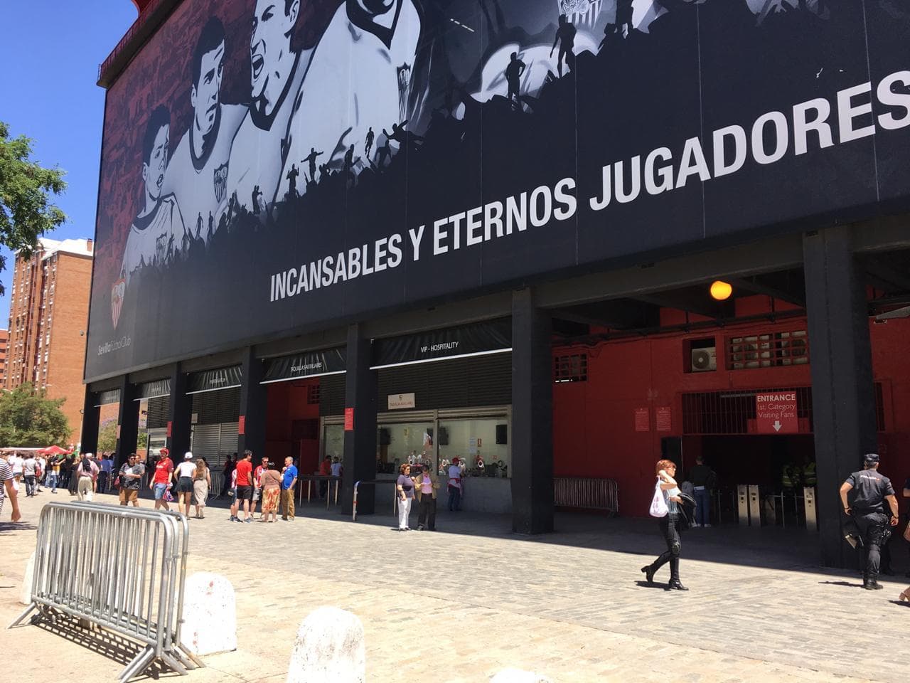 El estadio Ramón Sánchez Pizjuan se vistió de fiesta con el paso de Sevilla a Europa League tras vencer 2-0 a Athletic Bilbao con goles Wissam Ben Yedder y Munnir El Haddadi en la última jornada de la Liga de España.