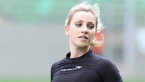 La silbante se lleva los reflectores y los suspiros en los estadios de fútbol del fútbol brasileño.