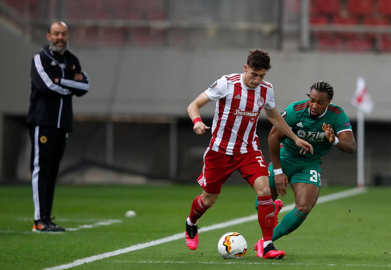 Comienza el partido. Los Wolves, que vienen de eliminar al Espanyol, visitan al Olympiacos que juega ante un estadio vacío.
