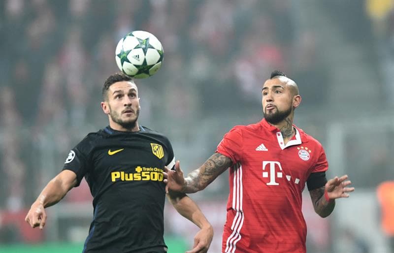 El chileno Arturo Vidal es influyente en el Bayern Munich, donde comparte con el brasileño Douglas Costa en la zona de volantes en un equipo con una ofensiva considerada de las más potentes de Europa.