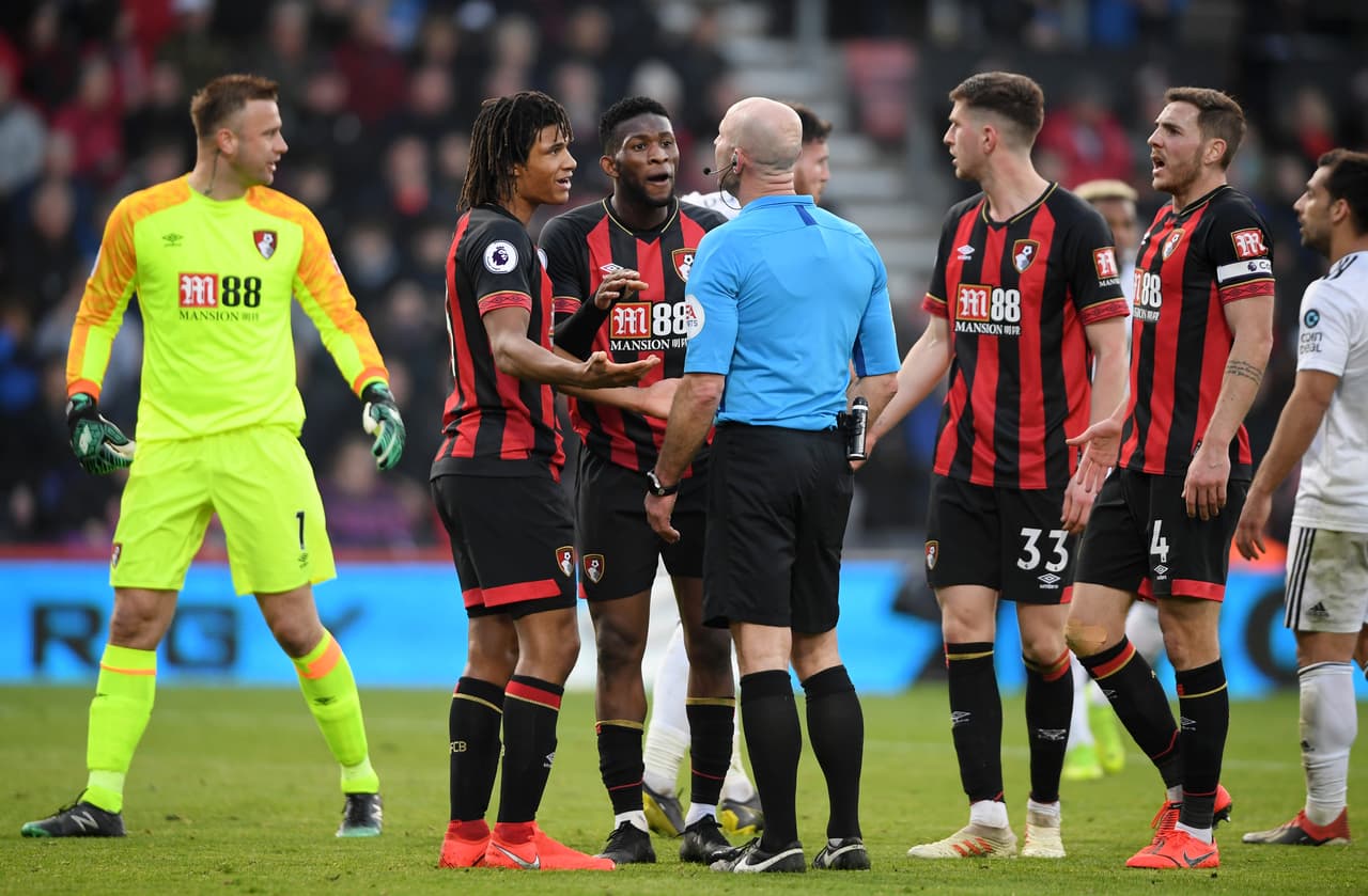 Los jugadores del Bournemouth protestaban la decisión, pero no había forma de revertirla.