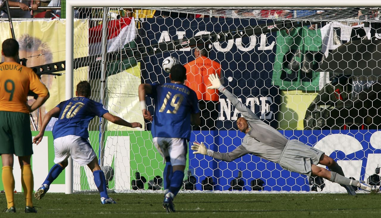 Un penalti en un partido de octavos de final entre Italia y Australia en el Mundial de 2006 terminó favoreciendo a los europeos, en una sanción que muchos llamaron 'robo', como en otros casos iguales.
