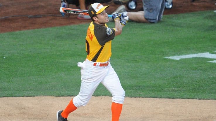 Landon Donovan anota un home run en el partido de softball de las celebridades de la MLB