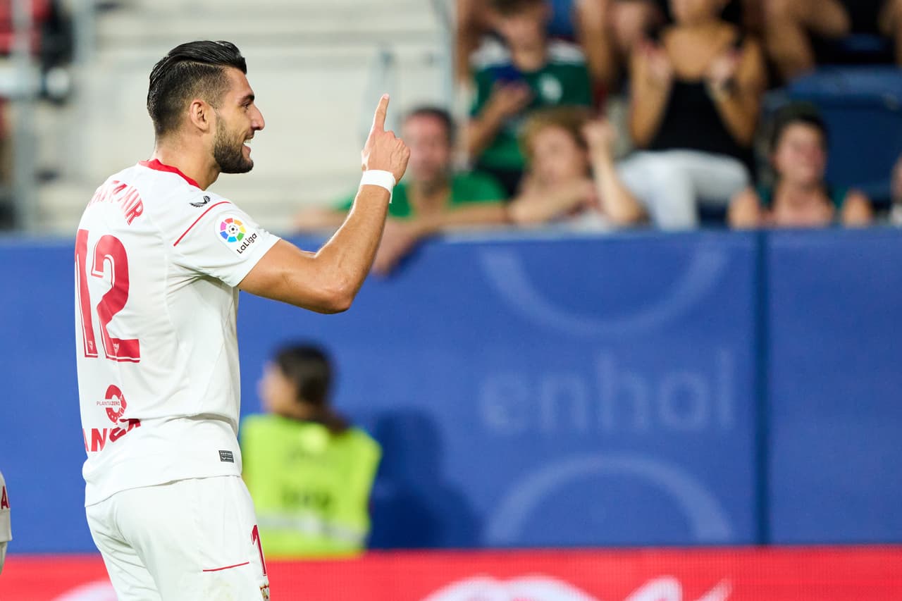 Con un 'Tecatito' Corona muy lúcido, el Sevilla no pudo en su visita al Osasuna que aprovechó un polémico penal para sellar el 2-1 con el que venció al equipo de Julen Lopetegui en El Sadar.