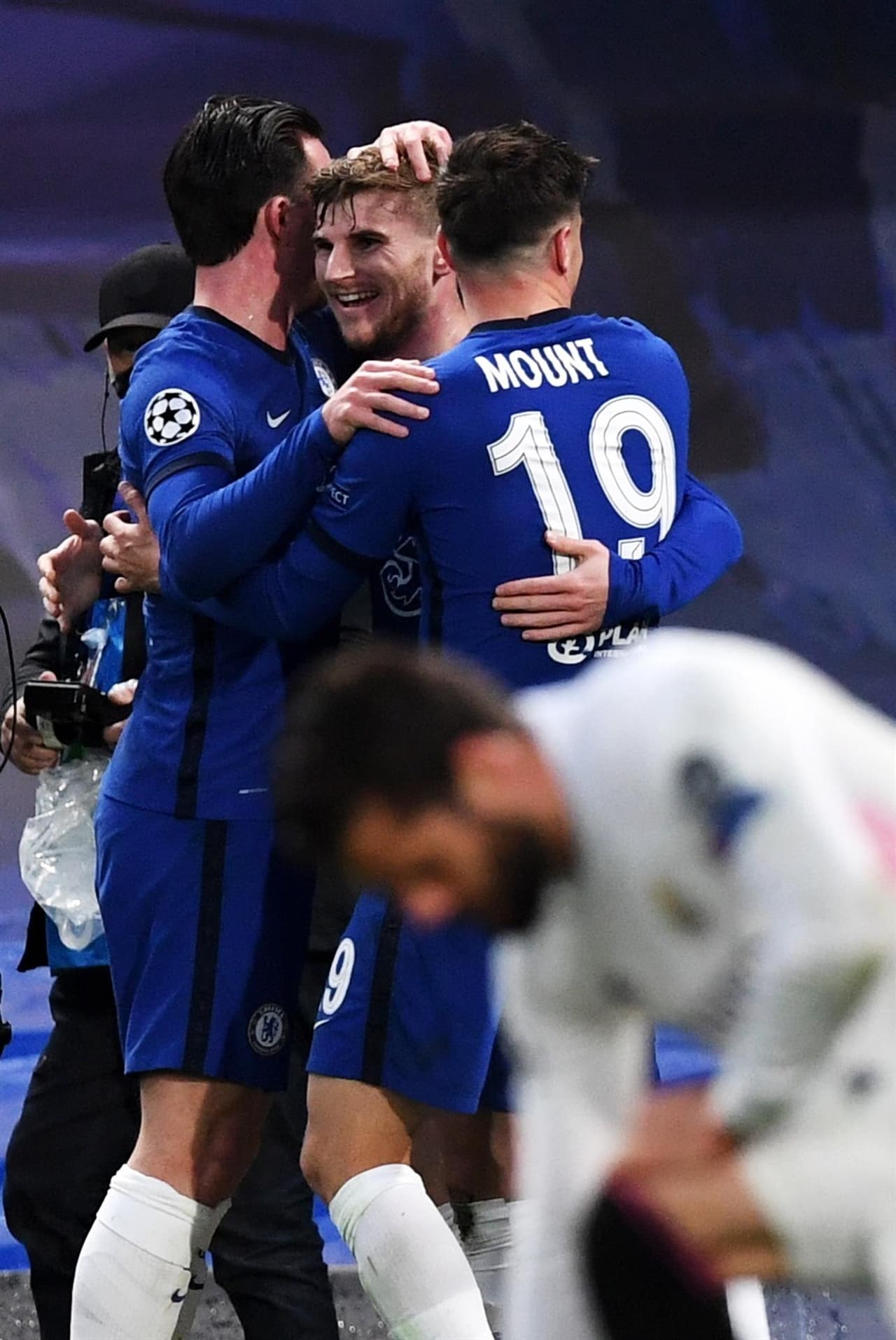 Chelsea derrota en casa al Real Madrid 2-0 durante el partido de vuelta en la semifinal de la UEFA Champions League. Con goles de Timo Werner (28') y Mason Mount (85'), los 'Blues' dejan fuera a los 'Merengues' con un marcador global 3-1 y se enfrentarán a la final contra el Manchester City de Guardiola.