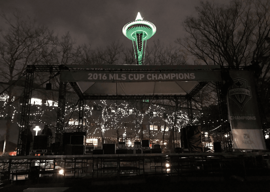 Así estaba la noche anterior el lugar donde llegaron los jugadores. Con la Space Needle de fonfo, pintada de esmeralda Sounders.