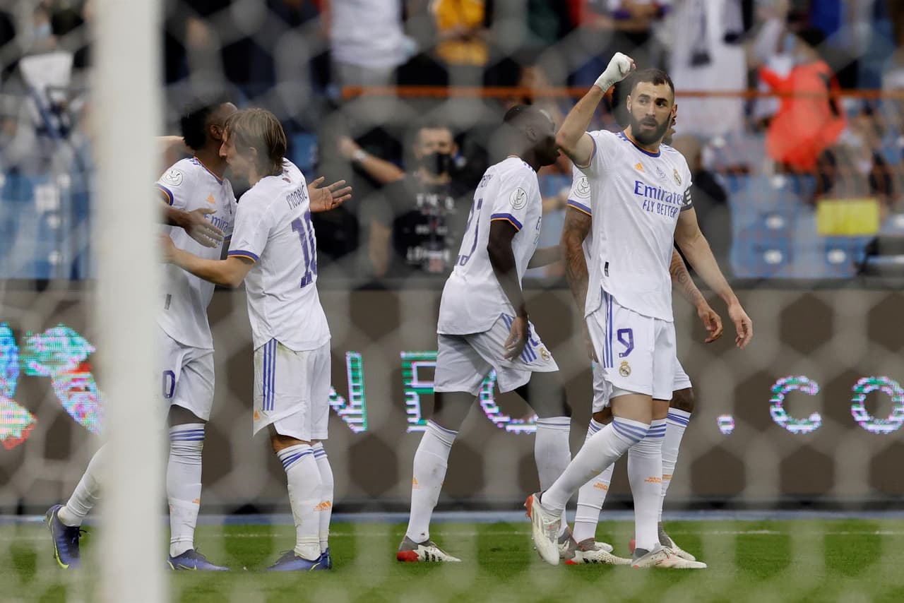 Real Madrid se lleva el clásico en la semifinal de la Supercopa de España en tiempo extra con marcador de 3-2, afianzando su pase a la final. Luuk de Jong y Ansu Fati anotaron a favor de los culés, pero Vinicius Jr, Karim Benzema y Federico Valverde le dieron el triunfo a los de Ancelotti.