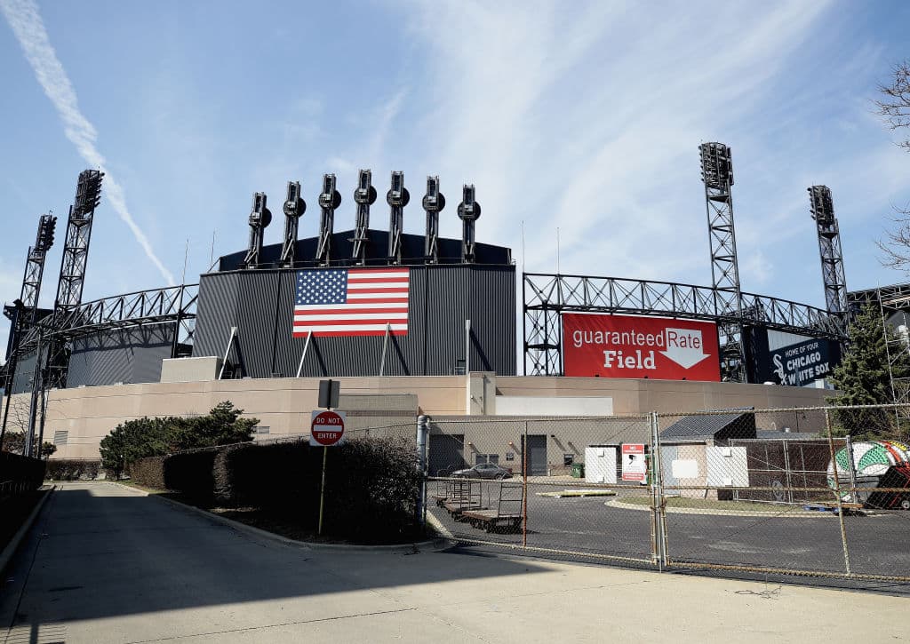 Vacías las afueas del estadio de Chicago White Sox.