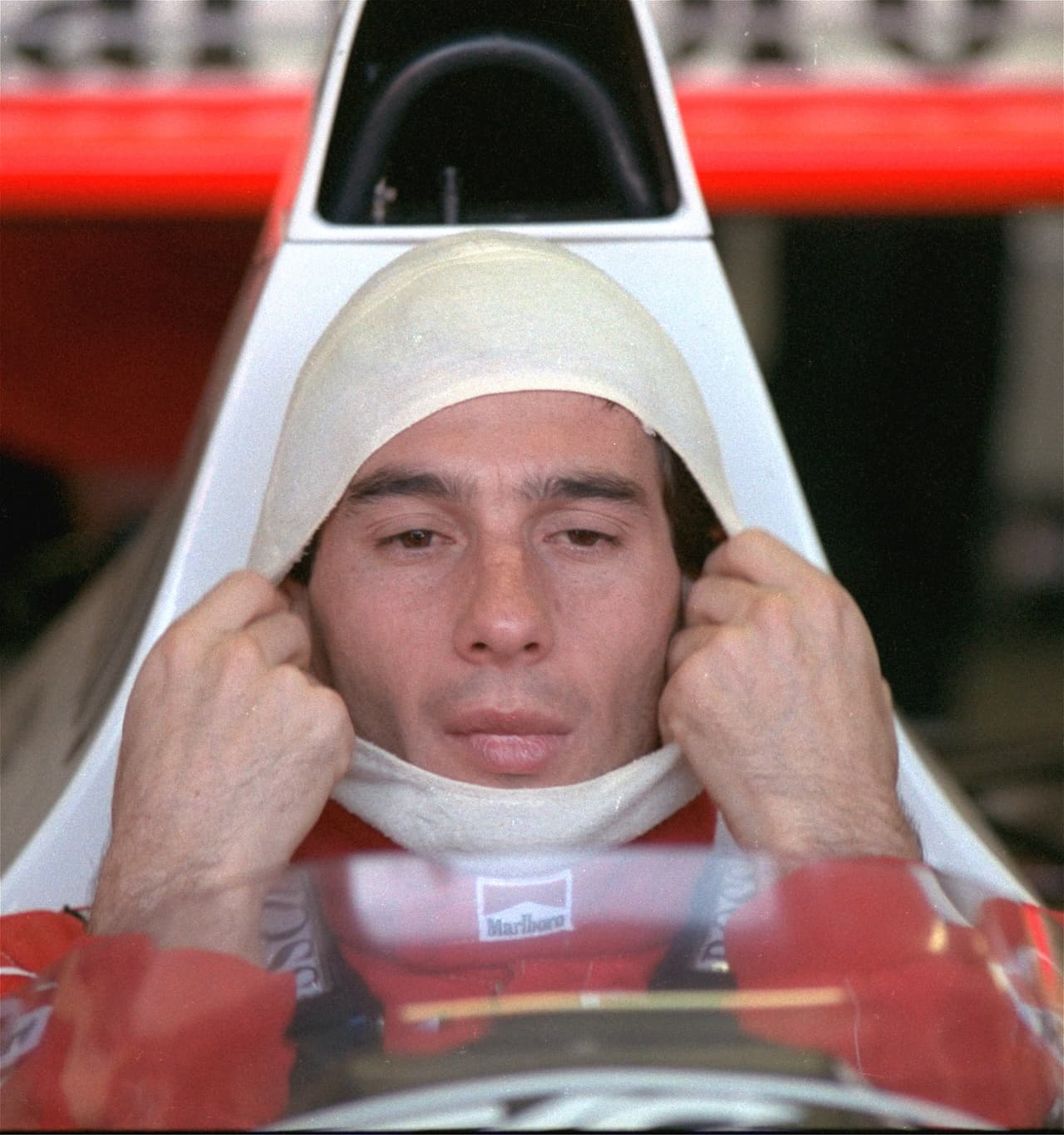 Ayrton Senna fue considerado por muchos como el piloto más rápido de todos, el brasileño logró conquistra tres cameponatos mundiales 1988, 1999 y 1991) antes del trágico accidente le quitara la vida.