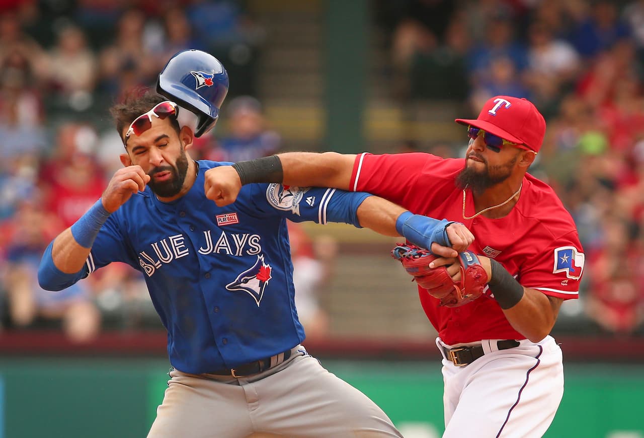 Rougned Odor (derecha) fue suspendido ocho partidos