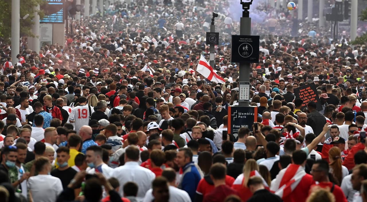 Aún no empieza el partido y se vive la locura fuera del estadio de Wembley. Aficionados ingleses e italianos disfrutan una atmósfera de emociones entre cantos, bebidas y disfraces, previo a la final de la Euro 2020 entre Italia e Inglaterra.