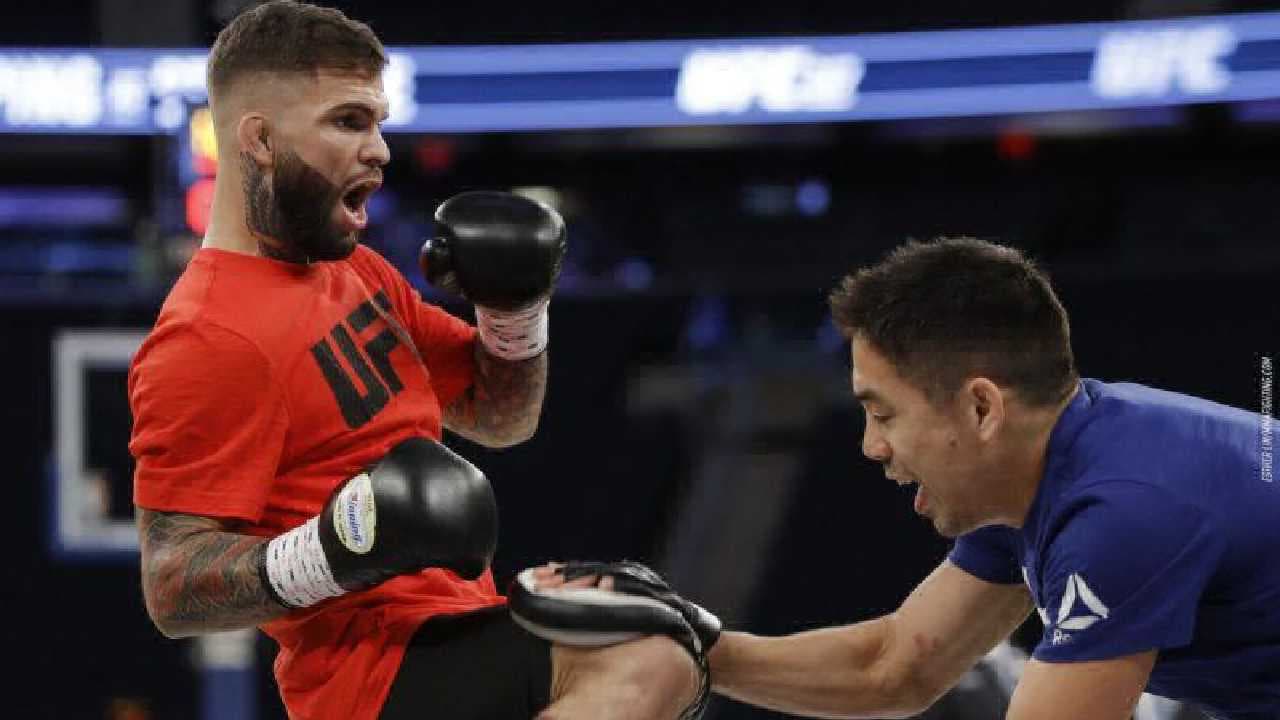 La última imagen es la de otro guardia que sale con un bate de béisbol aunque en el video no se ve que lo use contra Dzhamshid Kenzháyev, que salió de esta pelea muerto.