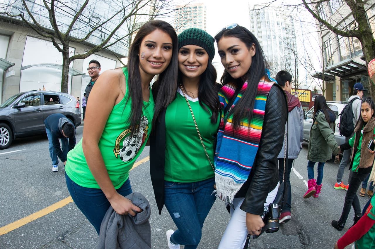 Las guapas fanáticas se hicieron presentes en Vancouver para disfrutar el Canadá vs. México
