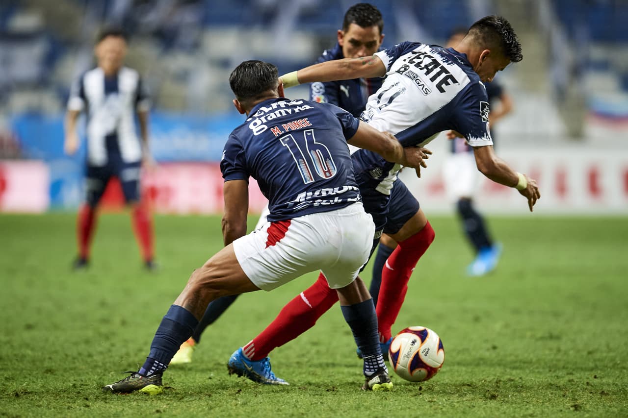 Isaac Brizuela y Alexis Vega se encargan de mantener viva la ilusión de Chivas de quedar dentro de la fiesta grande del futbol mexicano luego de vencer 1-2 a Monterrey.