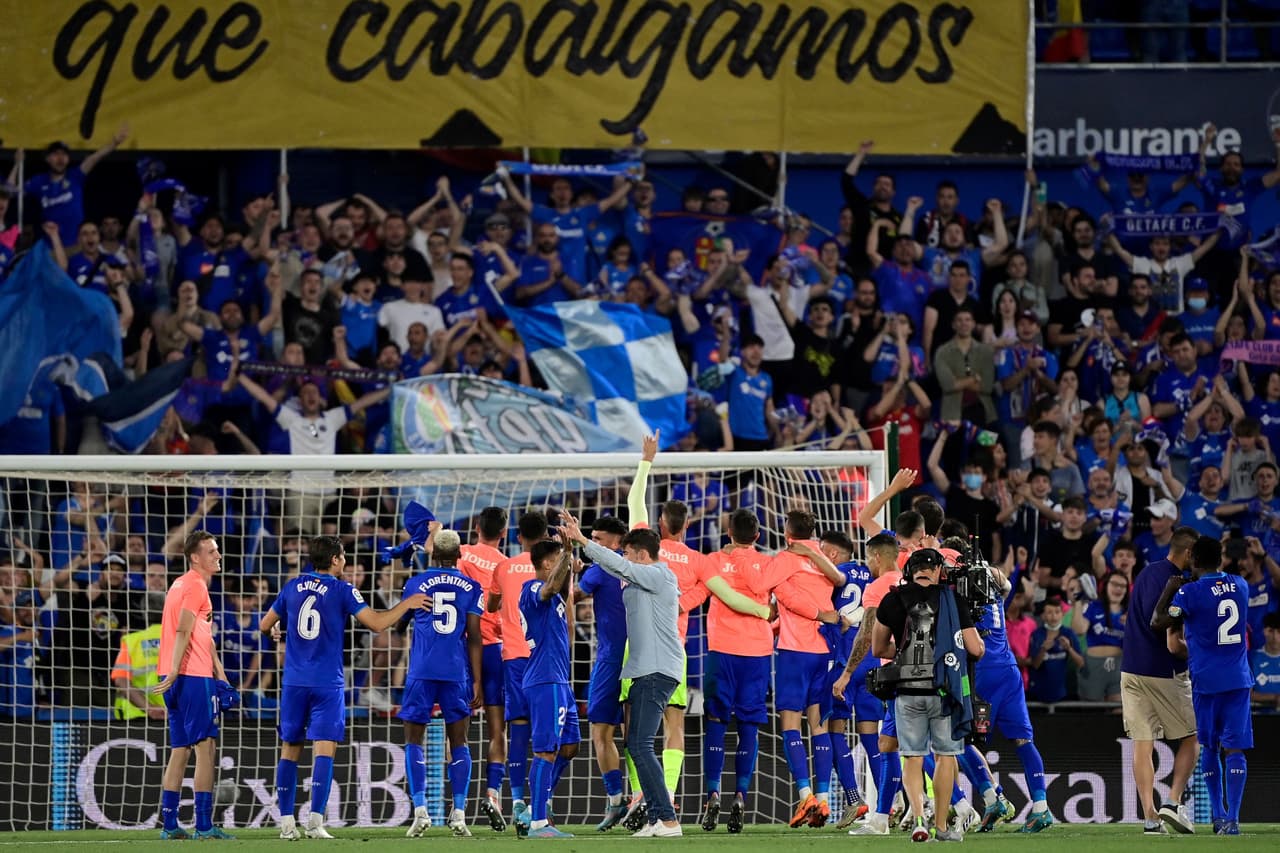 Getafe celebró ante su gente que se confirmó su permanencia en el máximo circuito del futbol español después del triste empate a cero goles ante el Barcelona.