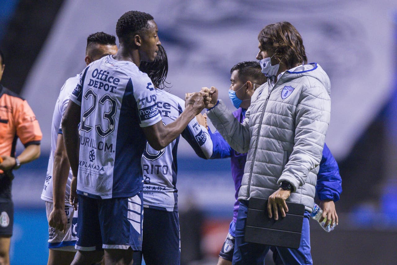 Saludo manteniendo la sana distancia en el partido de Puebla contra Pachuca.