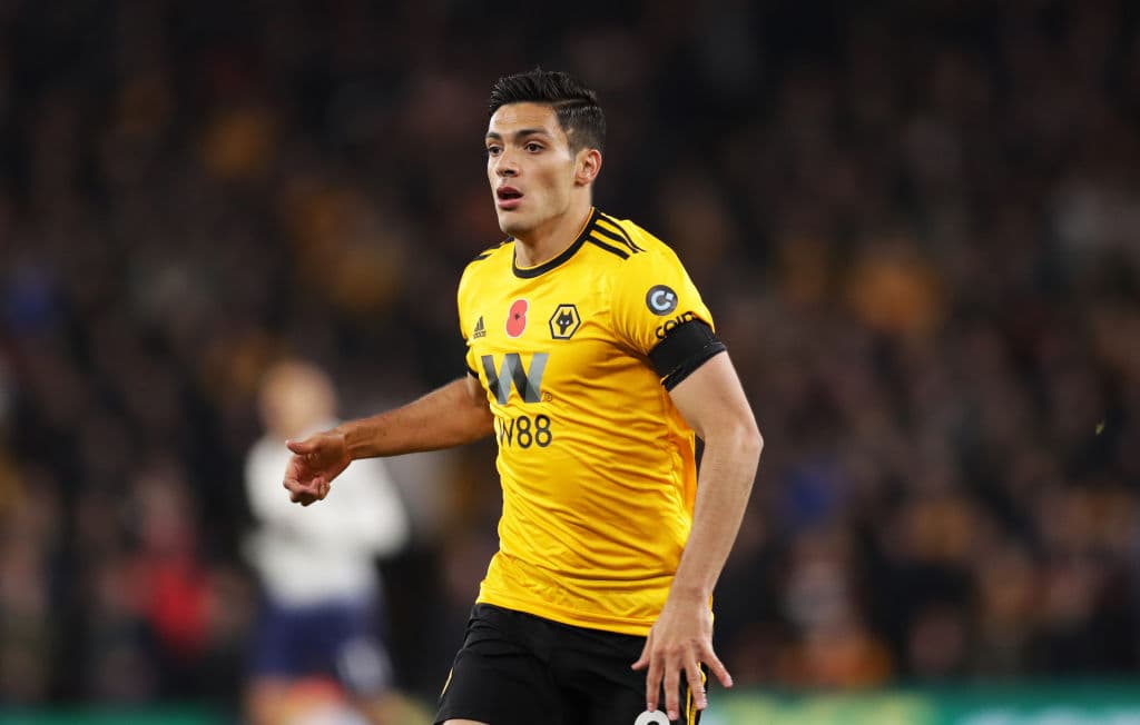 El buen momento que vive con Wolverhampton le da credibilidad frente a las nuevas figuras que han llegado al
<i>Tri</i> y su regularidad le da un espacio como fijo tanto en su club como en la selección.