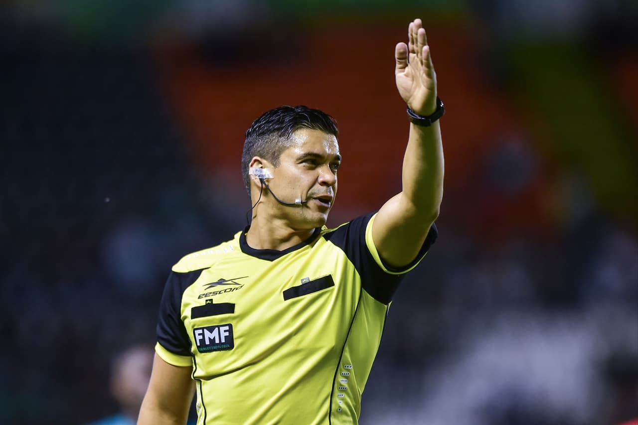 El árbitro fue el gran protagonista del juego con 8 tarjetas amarillas y dos rojas.