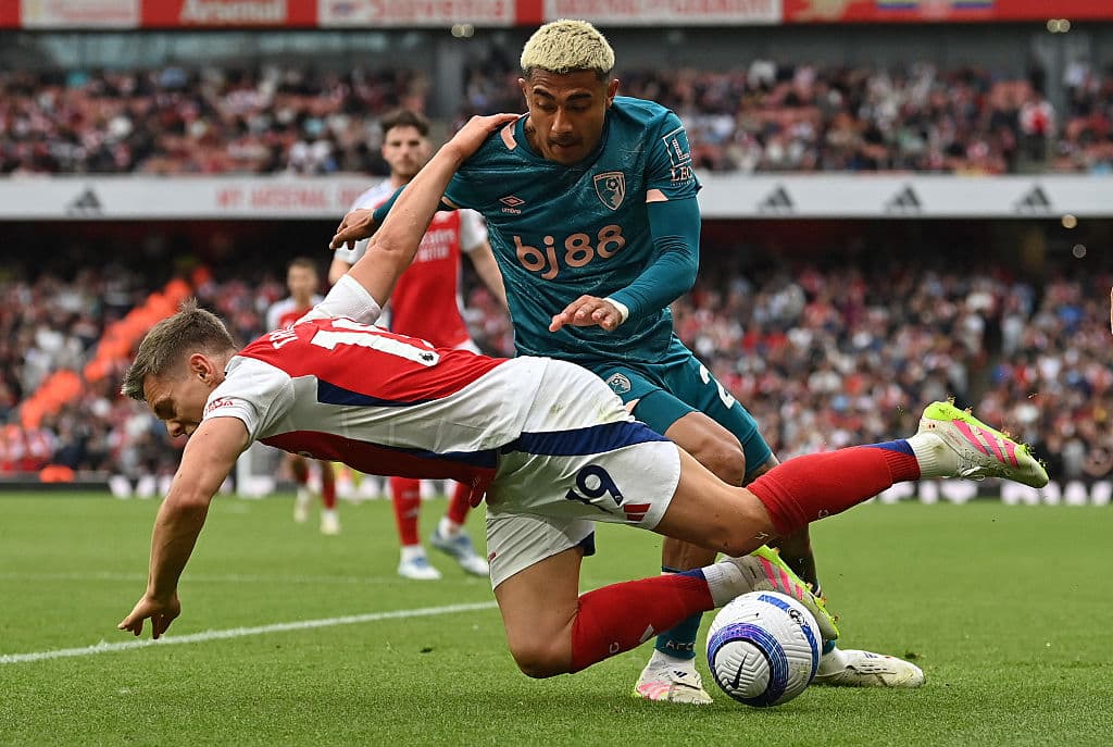 Julián Araujo jugó todo el partido y el Bournemouth sorprende al Arsenal