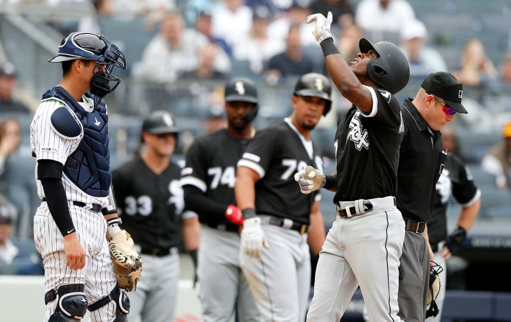 Así llegó al plato Tim Anderson poara ser felicitado por sus compañeros de los Chicago White Sox. Con estas cuatro remolcadas llega a 10 en lo que va de la temporada.