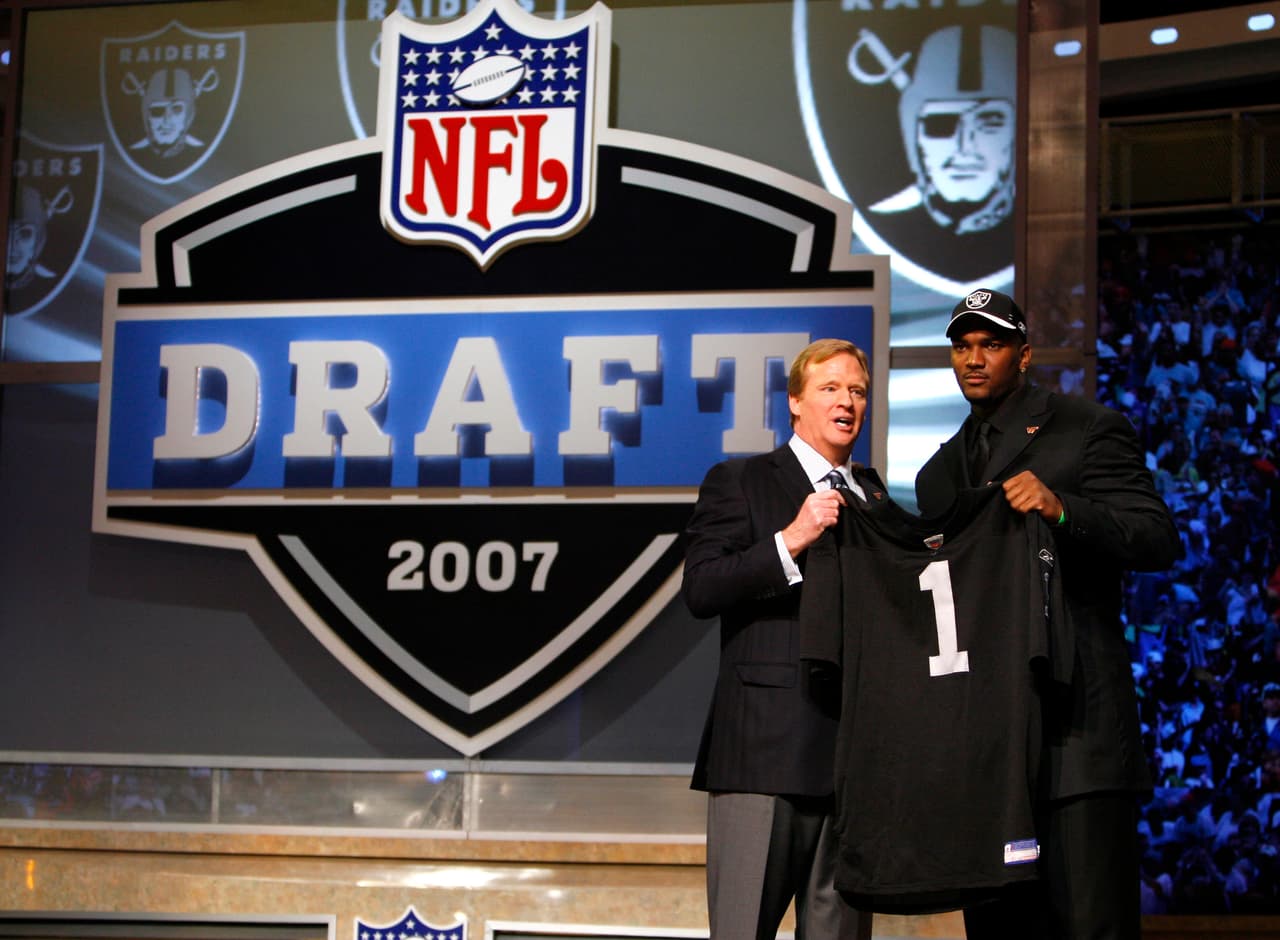 2007 — JaMARCUS RUSSELL
<b>Oakland Raiders</b> | QB LSU
<br>El quarterback del estado de Luisiana, JaMarcus Russell, se encuentra con el comisionado de la NFL, Roger Goodell, después de haber sido seleccionado por los Oakland Raiders como la selección número 1 durante el draft de la NFL el sábado 28 de abril de 2007 en el Radio City Music Hall de Nueva York. (Foto AP / Jason DeCrow)