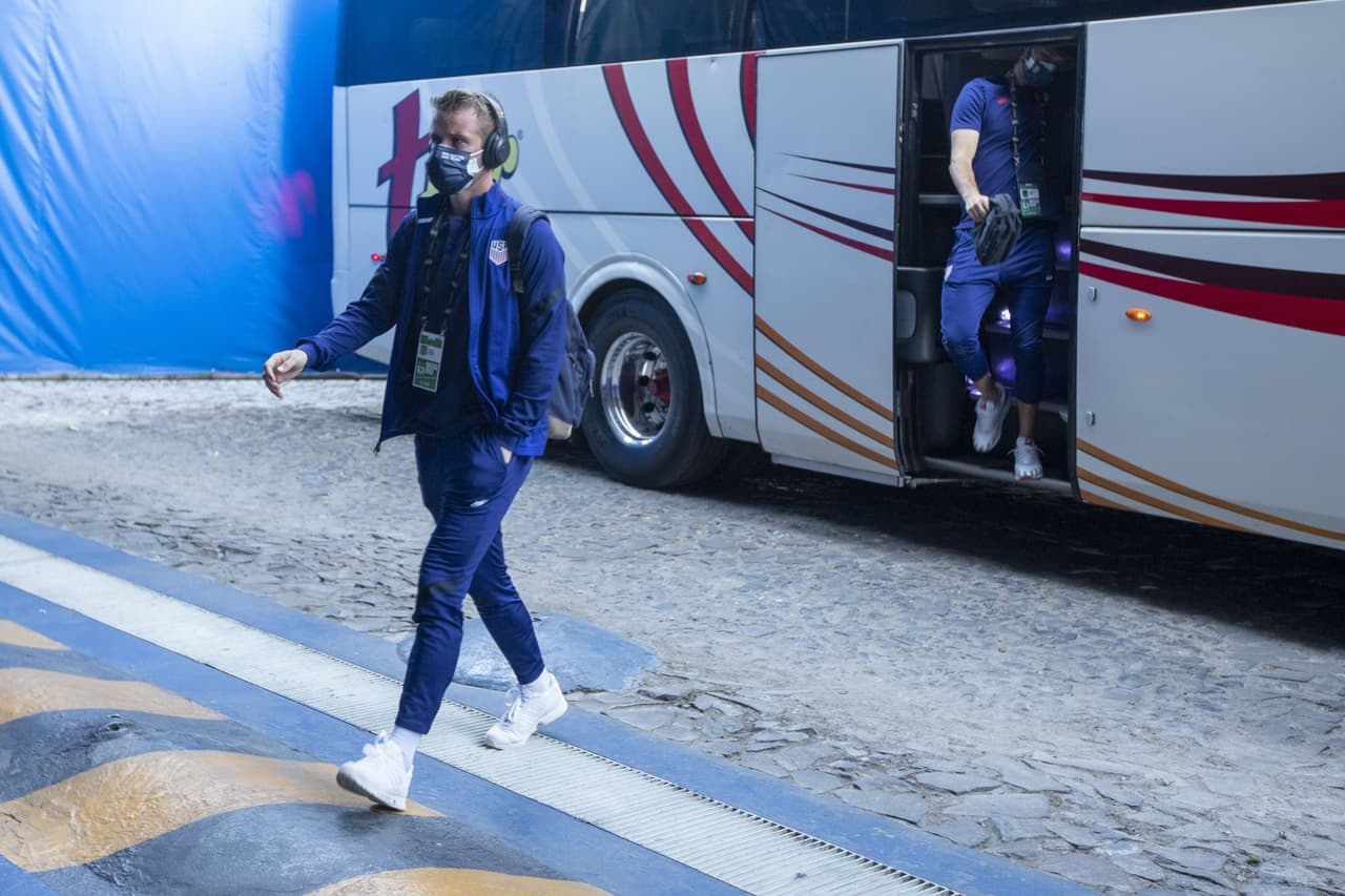 Ambos equipos llegan tras conseguir dos victorias en el torneo, el partido más esperado de los grupos por fin ha llegado y el Estadio Jalisco se encuentra listo para el pitazo inical.